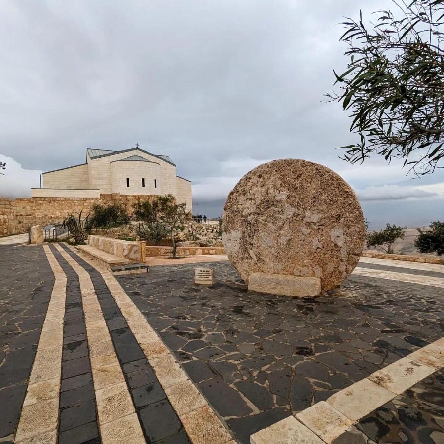 Grand Hotel Madaba Exterior photo